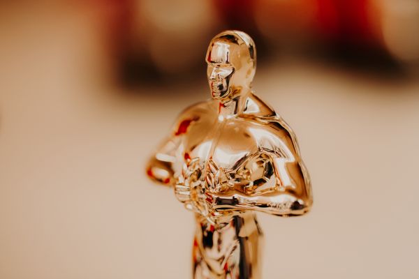La rosa tatuata è diventato un film cult nel tempo Fu proprio Tennessee Williams, noto per il dramma teatrale "Un tram chiamato desiderio", ad avere l'idea di affidarle il ruolo principale, dopo aver scritto la sceneggiatura del film. Il regista Daniel Mann, d'accordo con Williams, contattò la Magnani per offrirle la parte. Anche se all'inizio era indecisa, decise infine di accettare, nonostante la nostalgia per la sua vita a Roma. Il film racconta la storia di Serafina Delle Rose, un'immigrata italiana negli Stati Uniti, sposata con Rosario, un camionista con cui condivide una grande passione. Quando l'uomo muore tragicamente, Serafina si trova sola e isolata dal mondo, fino a quando scopre la relazione extraconiugale del marito e decide di tornare a vivere. La sua vita cambia radicalmente quando incontra Alvaro, interpretato da Burt Lancaster, che le fa battere il cuore di nuovo. Date da ricordare e premi: oltre all'Oscar, Magnani vinse anche un Bafta e un Golden Globe La pellicola uscì nel 1955 e fu subito un successo di critica e pubblico. Ottenne ben otto nomination all'Oscar, vincendo tre statuette, tra cui quella per la "migliore attrice protagonista" assegnata ad Anna Magnani. Questo premio consacrò l'attrice italiana tra le grandi star del cinema mondiale dell'epoca, superando anche la concorrenza di grandi attrici americane come Susan Hayward e Katharine Hepburn. Quando venne avvisata della sua nomination, la Magnani, sempre schiva dalle luci della ribalta, pensò fosse uno scherzo e non si prese troppo sul serio. Rinunciò persino a partecipare alla cerimonia degli Oscar, ma quando un giornalista americano la chiamò alle cinque del mattino per comunicarle la notizia della sua vittoria, la Magnani rimase sbalordita e incredula. Prese coscienza della sua vittoria solo quando la sua collega Marisa Pavan le portò la statuetta. Per la sua interpretazione in "La rosa tatuata"Anna Magnani fu premiata anche con un Bafta e un Golden Globe. In seguito, fu scelta da Vittorio De Sica per il film "La Ciociara", ma declinò l'offerta e il ruolo andò a Sofia Loren, che vinse a sua volta un Oscar nel 1962. Le due attrici rimangono tuttora le uniche italiane a ricevere il prestigioso premio.