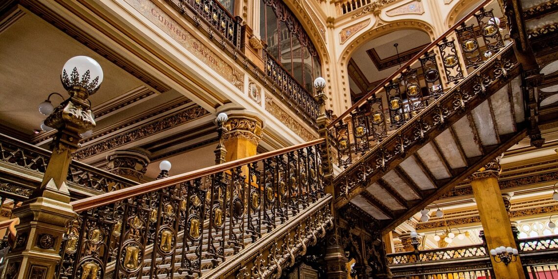 Passare sotto una scala