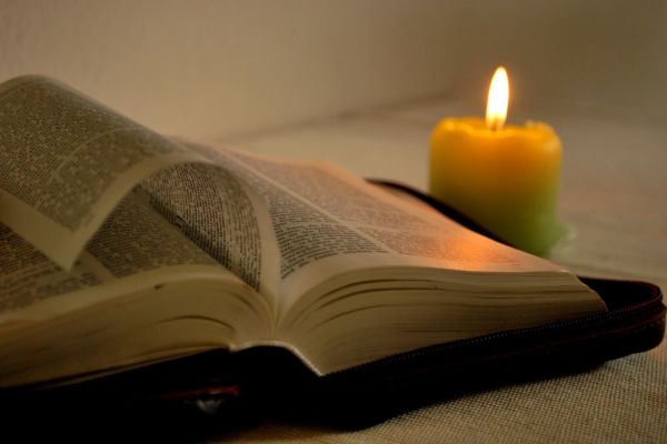 La Bibbia è il libro più letto di sempre Secondo un sondaggio condotto nel 2020 dal portale tedesco Statista, il libro più letto di sempre è la Bibbia, con oltre 5 miliardi di copie vendute in tutto il mondo. Non solo: il libro sacro dei cristiani è anche quello tradotto in più lingue, ben 3498, il che lo rende un capolavoro della letteratura mondiale. Al secondo posto, con circa 500 milioni di copie vendute, troviamo il libro di Mao Tse-Tung, "Il Libro Rosso", che racchiude le massime del pensiero del leader cinese. Un'opera che ha avuto un enorme impatto non solo sulla Cina ma sull'intera cultura politica del XX secolo. Al terzo posto della classifica troviamo il romanzo "Don Chisciotte" di Miguel de Cervantes, che ha venduto circa 500 milioni di copie. Un capolavoro della letteratura spagnola che ha influenzato numerosi autori successivi e che ancora oggi continua a conquistare i lettori di tutto il mondo. Libri contemporanei: la saga di Harry Potter sbaraglia tutti E cosa succede se andiamo a cercare tra i libri contemporanei? Bene, tra i libri più letti di sempre non possiamo non citare la saga di "Harry Potter" di J.K. Rowling, che ha venduto oltre 500 milioni di copie in tutto il mondo, o "Il Piccolo Principe" di Antoine de Saint-Exupéry, che ha venduto oltre 140 milioni di copie in 300 lingue diverse. Ma qual è il segreto di questi libri? Perché hanno conquistato così tanti lettori in tutto il mondo? La risposta è probabilmente legata alla capacità di queste opere di catturare l'immaginazione dei lettori e di trasmettere messaggi universali che ancora oggi sono attuali.