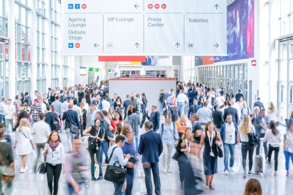 Tre importanti novità per quest'anno In un periodo di grande cambiamento, il Salone del Mobile ha dimostrato di essere sempre aperto al confronto e alla sperimentazione, sempre alla ricerca di nuove formule per offrire alla comunità del design un'esperienza di visita ancora più coinvolgente e fruttuosa. Grazie a questo spirito di apertura e di collaborazione, la manifestazione di quest'anno presenterà tre importanti novità. La prima riguarda il livello espositivo, che sarà unificato: gli espositori dei padiglioni superiori saranno collocati in quelli inferiori, creando un'esperienza di visita più semplice e intuitiva. La seconda novità riguarda il layout di Euroluce, che sarà organizzato in un percorso ad anello, privilegiando la fruizione dell'evento da parte del pubblico. Infine, la terza novità riguarda la componente culturale, che sarà integrata negli spazi della biennale della luce attraverso mostre, talk, workshop ed esperienze interattive. Il Salone del Mobile e le parole della presidente Porro Maria Porro, presidente del Salone del Mobile, così racconta l'esperienza di questa edizione: “Abbiamo raccolto le esigenze di chi il Salone lo fa e lo vive, espositori e visitatori, con più di 2.300 interviste e gruppi di lavoro tematici. È nata, così, l’idea di una mostra su un unico livello per facilitare i flussi e abbiamo fatto un lavoro quasi urbanistico sul disegno interno dei padiglioni. A partire da Euroluce, la biennale dedicata al mondo dell’illuminazione − così profondamente cambiato negli ultimi anni − abbiamo ridisegnato i percorsi integrando gli spazi delle aziende con contenuti culturali interdisciplinari che riguardano la relazione tra luce, architettura, arte e scienza. Una metamorfosi che in prospettiva interesserà tutto il Salone che ha l’ambizione di contribuire a ridisegnare il modello fieristico”. In sintesi, il Salone del Mobile di quest'anno si presenta come un evento ancora più innovativo, capace di offrire un'esperienza di visita unica e coinvolgente per tutti gli appassionati del mondo del design e dell'arredamento.