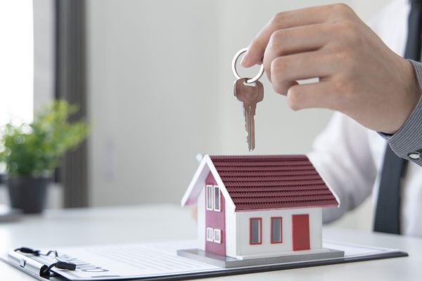 Aumento significativo dei volumi d'affari per le principali case d'asta Il design è un segmento in continua evoluzione, e per comprendere la sua importanza globale è importante osservare quello che sta accadendo nel mercato. Gli appassionati di design e di oggetti d'arte spesso sono attratti dal senso di nostalgia che un oggetto può portare con sé. L'anno 2022 è stato perciò caratterizzato da un aumento significativo dei volumi d'affari delle case d'asta come Christie's, Bolaffi, Finarte, Artcurial e Piasa. Tuttavia, ci sono stati anche risultati più riflessivi e in alcuni casi in calo. Un esempio di questo è il boom di Christie's, che ha registrato un aumento del 50% nel volume d'affari grazie alla collezione di due scultori francesi . Si tratta di François-Xavier e Claude Lalanne. L'asta, chiamata 'Sculpting Paradise: The Collection of Marie Lalanne', ha fruttato poco più di 77 milioni di dollari. Una cifra del tutto considerevole. Il design da collezione e le richieste in Italia In Italia, il Radical design continua ad essere molto richiesto, così come gli oggetti degli anni '50 e '60. Tuttavia, la domanda per gli oggetti del periodo degli anni '70 e '80 è più difficile da soddisfare. Gli esperti prevedono un trend positivo anche per il 2023, con valori che dovrebbero rimanere stabili. Secondo i responsabili della casa d'asta Christie’s Design a Parigi, il 2023 sarà comunque caratterizzato da una maggiore richiesta di ceramiche degli anni '50, con nuovi clienti interessati a questi pezzi. I collezionisti più attivi in questo settore provengono principalmente dagli Stati Uniti, Gran Bretagna e Francia, ma anche il pubblico italiano investe nel design e si posiziona al secondo posto dopo gli Stati Uniti, seguito poi dagli altri due paesi europei.