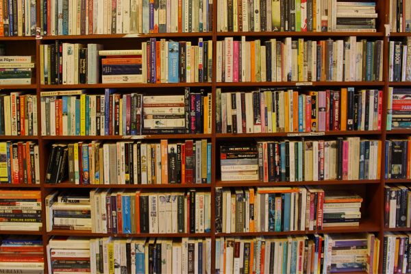 Il nuovo romanzo di Gotto tra i più letti In cima alla classifica troviamo il nuovo romanzo di Gianluca Gotto, intitolato "Profondo come il mare, leggero come il cielo. Un viaggio dentro se stessi per trovare la serenità". Questo libro è un racconto intimo e generoso della vita del nomade digitale, che si concentra sui suoi incontri, le esperienze e gli insegnamenti che lo hanno aiutato a superare il momento più difficile della sua vita.Gotto ha saputo fondere la saggezza millenaria del Buddha con i consigli pratici per trovare la felicità in un mondo pieno di sofferenza. Questo libro si presenta come un'opera molto attuale che può aiutare tutti noi a trovare la serenità interiore. Libri più venduti: resistono Ammaniti e il principe Harry Al secondo posto troviamo "La vita intima" di Niccolò Ammaniti, che continua a conquistare i lettori italiani. A seguire, ci sono altri grandi nomi come Carrie Leighton, l'autobiografia del Principe Harry, Paolo Cognetti, Colleen Hoover, Rosella Postorino e Marco Travaglio. Ma non mancano le new entry, come il nuovo libro del professore di fisica Carlo Rovelli, che si rivolge anche ai non addetti ai lavori, e l'attesissimo titolo di Francesco Piccolo, dedicato a un'epoca del costume italiano che ha fatto la storia. Insomma, la classifica dei libri più venduti per questi primi giorni di marzo ci offre una grande varietà di generi e stili, che spaziano dalla narrativa alla saggistica, dal romanzo all'autobiografia. C'è qualcosa per tutti i gusti e per tutte le esigenze, e siamo sicuri che troverete qualcosa che vi appassioni e vi emozioni.