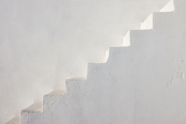 Passare sotto una scala: da dove deriva la superstizione che porti sfortuna?
