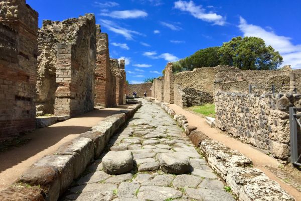 Pavimento a mosaico affiora dalle antiche Terme Stabiane di Pompei
