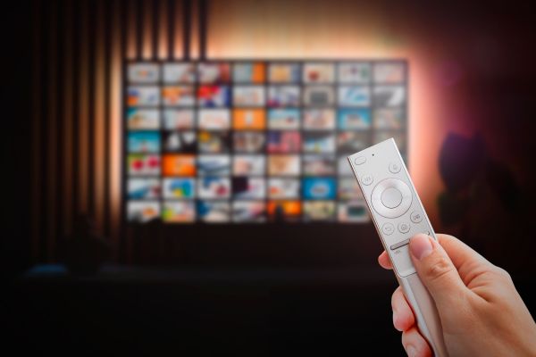 Netflix resta la più popolare tra gli spettatori Attualmente, le principali piattaforme di streaming più conosciute sono Netflix, Amazon Prime Video, Disney+, Apple TV+ e HBO Max. Ci sono poi gli abbonamenti di Sky per il cinema e per le serie tv, e Dazn per lo sport. Secondo le ultime statistiche, Netflix continua ad essere la piattaforma di streaming più popolare con oltre 209 milioni di abbonati in tutto il mondo. Amazon Prime Video si piazza al secondo posto con circa 175 milioni di abbonati, seguita da Disney+ con 116 milioni di abbonati. Nonostante la grande popolarità di Netflix, la piattaforma sta iniziando però a mostrare alcuni segni di cedimento. Alcuni degli ultimi titoli pubblicati, infatti, non hanno ricevuto le migliori recensioni da parte dei critici e degli spettatori. Inoltre, Netflix sta perdendo alcuni dei suoi contenuti più noti, come la serie "Friends", che è stata trasferita su HBO Max. Proprio per questo, la piattaforma californiana sta studiando di approfondire ancora meglio le “alleanze” con altri canali (tra cui quello insieme a Sky o Dazn e Disney +, già possibile). Piattaforme di streaming: cresce Amazon Prime D'altra parte, Amazon Prime Video sta crescendo costantemente, grazie alla sua vasta lista di film e serie tv, nonché ai suoi programmi originali di grande successo, come "The Marvelous Mrs. Maisel" e "The Boys". Disney+ è l'altra piattaforma che sta crescendo rapidamente, grazie ai suoi contenuti originali e alla sua vasta biblioteca di film e serie tv Disney, Pixar, Marvel e Star Wars. Inoltre, Disney+ ha lanciato due serie tv molto attese:, "Hawkeye", e “Obi-Wan Kenobi”, basata sull'omonimo e amato personaggio della saga di Star Wars.