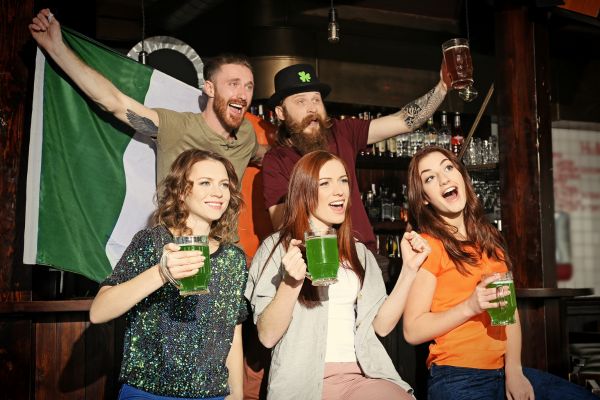 San Patrizio patrono dell’isola d’Irlanda La storia risale al V secolo, quando il giovane Patrizio fu rapito dai pirati e venduto come schiavo in Irlanda. Dopo sei anni di prigionia, riuscì a fuggire e a tornare in patria, dove divenne sacerdote e missionario. Tornò in Irlanda per convertire gli abitanti al Cristianesimo e diventò così il patrono dell’isola. Il culto di San Patrizio non è però importante solo per motivi religiosi. La festa è diventata un simbolo dell’identità irlandese e della cultura del popolo celtico. La parata di San Patrizio a Dublino, ad esempio, è una delle più grandi al mondo, con migliaia di partecipanti e spettatori provenienti da tutto il mondo. Anche negli Usa, dove molti irlandesi si sono trasferiti nel corso della storia, questa festa è molto sentita, tanto da essere diventata una sorta di celebrazione dell’identità irlandese-americana. Il 17 marzo viene spesso festeggiato anche qui in Italia Perché San Patrizio è diventato così famoso anche in Italia? La risposta è semplice: la festa di San Patrizio è diventata una sorta di “festa universale della birra”. Grazie al successo della Guinness, la celebre birra irlandese, e all’esplosione della cultura della birra artigianale, il 17 marzo è diventato il giorno perfetto per brindare con amici e familiari e per assaggiare birre di ogni tipo. In molte città italiane vengono poi organizzati eventi culturali e gastronomici per celebrare l’identità irlandese e la figura di San Patrizio. Concerti, mostre, degustazioni di whiskey e prodotti tipici irlandesi sono solo alcune delle proposte che si possono trovare in Italia in occasione di questa festa. Per tutti coloro che amano la cultura e la storia, è una giornata da non perdere, per scoprire le tradizioni e le curiosità di uno dei popoli più affascinanti e misteriosi d’Europa.