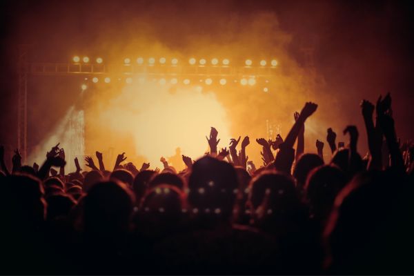 Clementino incidente durante un concerto, ma rassicura i fan