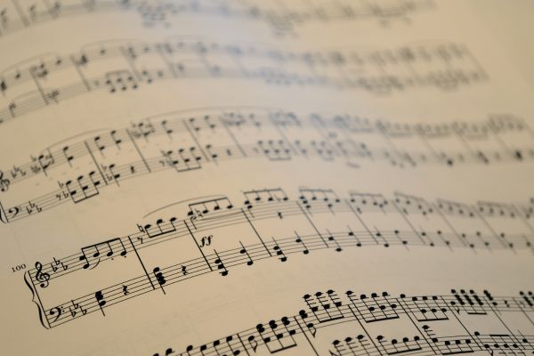 Brunori Sas torna sulla scena musicale con “La vita com'è”