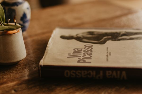 La "Donna con l'orologio": l'eredità di Picasso nelle mani di Emily Fisher Landau Il dipinto di Picasso ha una storia affascinante che va oltre la sua bellezza visiva. Acquistato nel 1968 da Emily Fisher Landau, all'inizio del suo percorso collezionistico, il quadro ha trovato dimora sopra il caminetto della sua residenza a New York. La sua importanza non si limita solo alla figura di Marie-Therese Walter, la "musa d'oro" immortalata nell'opera, ma si estende anche alla data di creazione. Il 1932 fu infatti un anno cruciale nella carriera di Picasso, celebrato con una mostra alla Tate Modern di Londra nel 2018. Gli orologi presenti nelle opere dell'artista aggiungono un tocco di intimità, con soli tre dipinti noti ad ospitare tali oggetti. L'orologio in questo caso è il simbolo di un omaggio profondo alla caducità dell'amore e della vita. Donne di Algeri è il Picasso dalla valutazione più alta in assoluto Se "Donna con orologio" ha lasciato il pubblico senza fiato, il Picasso con la valutazione più alta mai raggiunta resta "Donne di Algeri", venduto all'asta nel 2015 per la straordinaria cifra di 179,4 milioni di dollari. Quest'opera, Version 0 datata 1955, è una delle 15 esistenti e trae ispirazione da un dipinto del 1834 di Eugene Delacroix. In un connubio unico di stili e epoche, Picasso continua a sfidare e affascinare il mondo dell'arte, consolidando la sua posizione come uno degli artisti più influenti della storia.