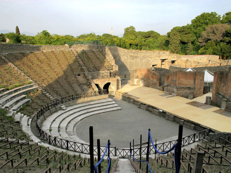 L'Anfiteatro del Parco Archeologico di Pompei diventerà il palcoscenico di dieci emozionanti concerti durante i mesi di giugno e luglio. La rassegna musicale, intitolata 'Pompei è Arte', è un progetto patrocinato dal Ministero della Cultura (MiC) e dal Parco archeologico di Pompei, in collaborazione con il Comune di Pompei e le organizzazioni Fast Forward e Blackstar. Questa iniziativa trasformerà uno dei luoghi più iconici del mondo, l'arena dei gladiatori nell'antichità, in una cornice magica per celebrare la musica e l'arte.