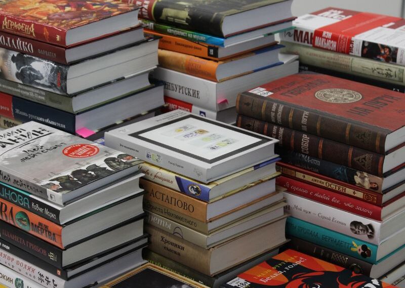 Il Firenze Books, uno degli eventi culturali più attesi, ritorna per la sua quarta edizione dal 4 al 6 ottobre presso l'Ippodromo del Visarno, situato nel suggestivo Parco delle Cascine. Questa manifestazione celebra la lettura con un approccio popolare, accessibile e inclusivo, coinvolgendo un ampio pubblico di tutte le età.